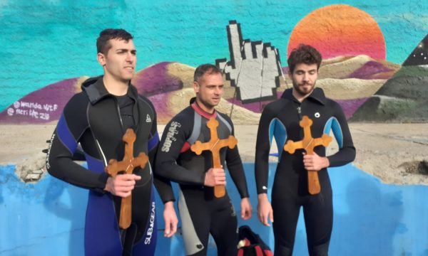 Un rugbyst de la CS Năvodari a recuperat crucea de Bobotează din apa mării